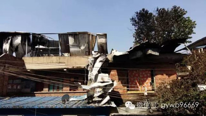 【突發(fā)】&ldquo;起火哦!&rdquo;今日凌晨零時50分許,貴陽南廠路居民樓頂活動板房發(fā)生火災(zāi)