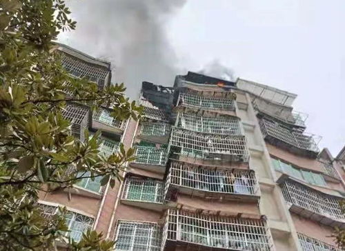 貴陽民房頂層突發(fā)大火，活動板房濃煙沖天